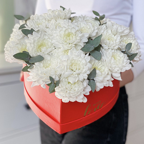 Композиция из белых хризантем и эвкалипта