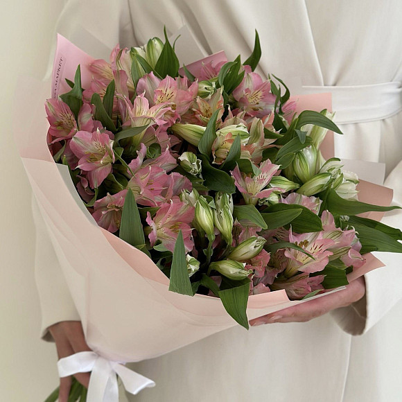 Букет из 15 белых и розовых альстромерий в фирменной упаковке