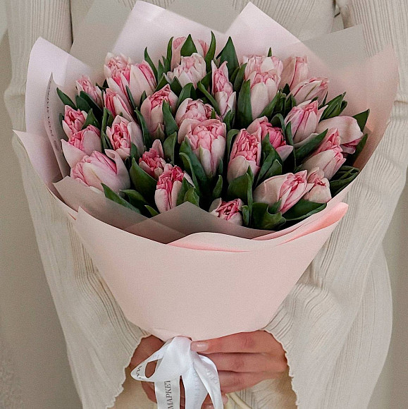 Букет из 31 пионовидного розового тюльпана в фирменной упаковке