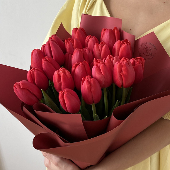 Букет из 25 алых тюльпанов в фирменной упаковке