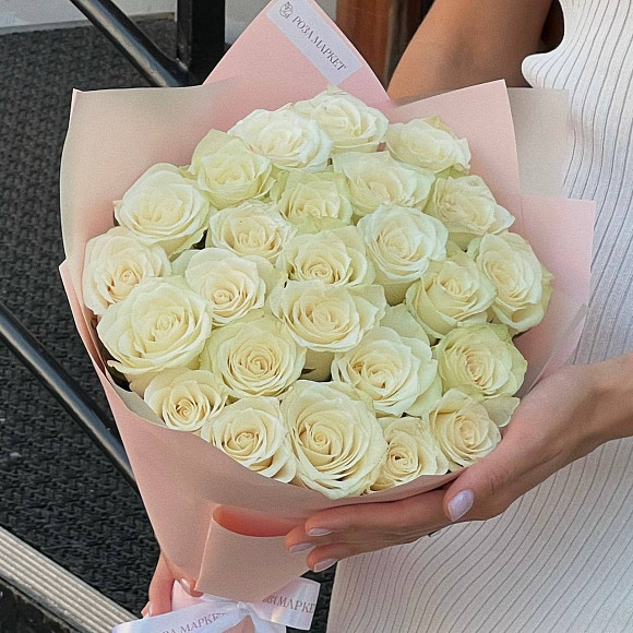 Букет из 25 белых кенийских розочек 50 см в фирменной упаковке
