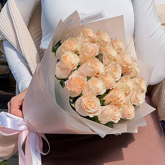 Букет из 21 кенийской кремовой розочки 40 см в матовой упаковке