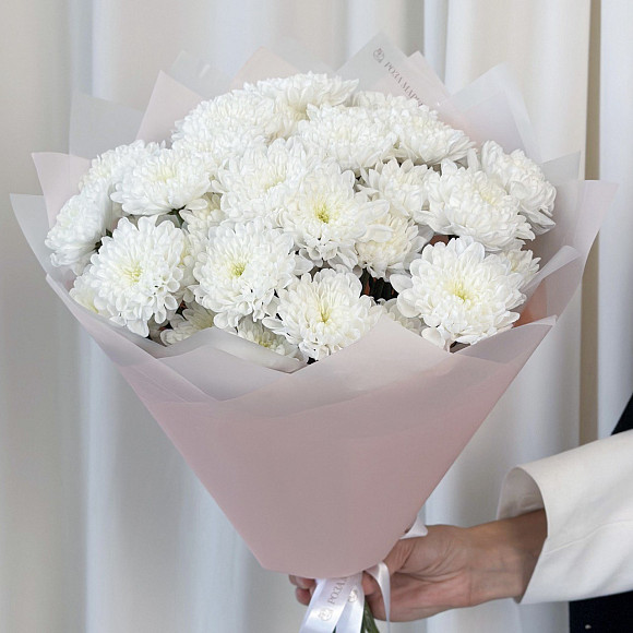 Букет из 7 белых кустовых хризантем Алтай в матовой упаковке