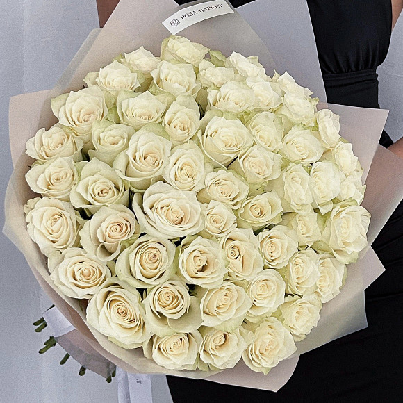 Букет из 51 белой кенийской розочки 50 см в матовой упаковке