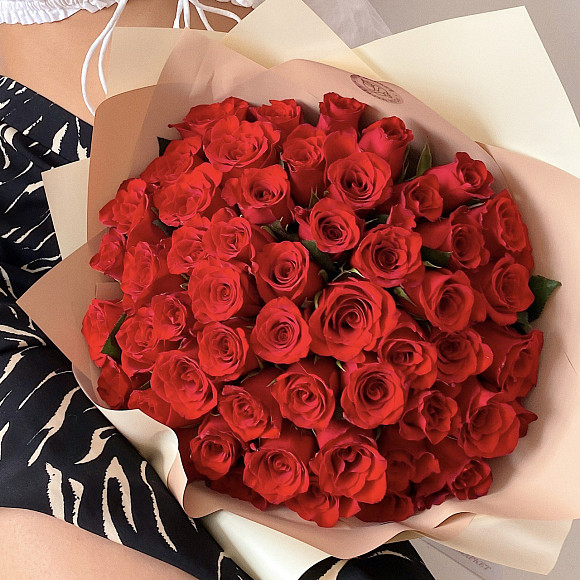 Букет из 51 кенийской красной розочки 50 см в матовой упаковке