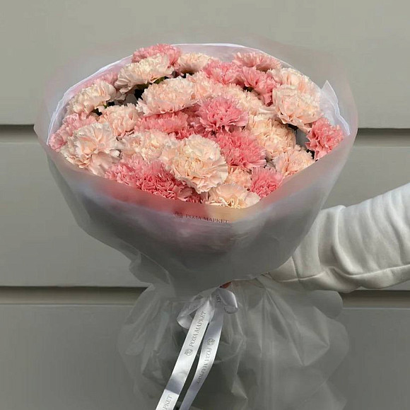 Букет из 35 розовых и кремовых диантусов в фирменной упаковке