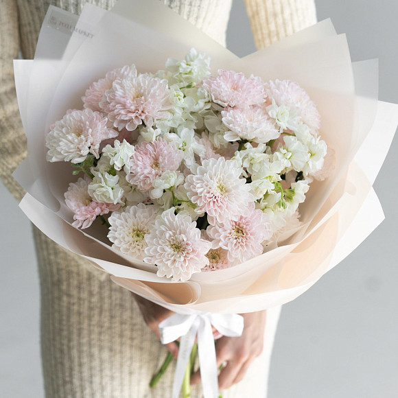Букет из розовой хризантемы и белой маттиолы в фирменной упаковке
