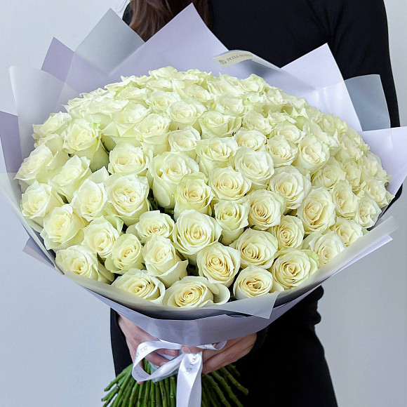 Букет из 101 кенийской белой розочки 50 см в матовой упаковке