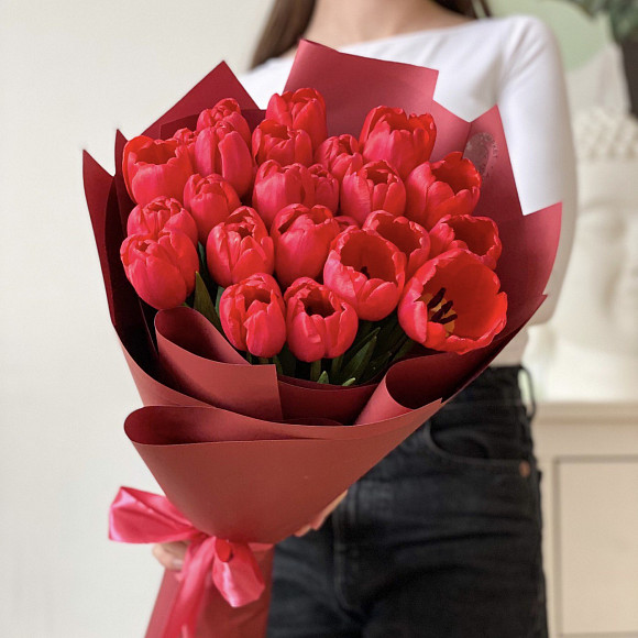 Букет из 25 красных тюльпанов в фирменной упаковке