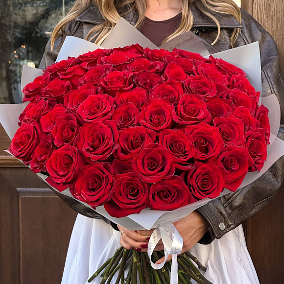 Букет из 51 розы Эксплорер 70 см (Эквадор) в фирменной упаковке