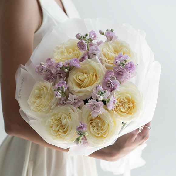 Букет из роз Кенделайт и маттиолы в фирменной упаковке