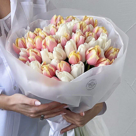 Букет из 51 тюльпана в фирменной упаковке