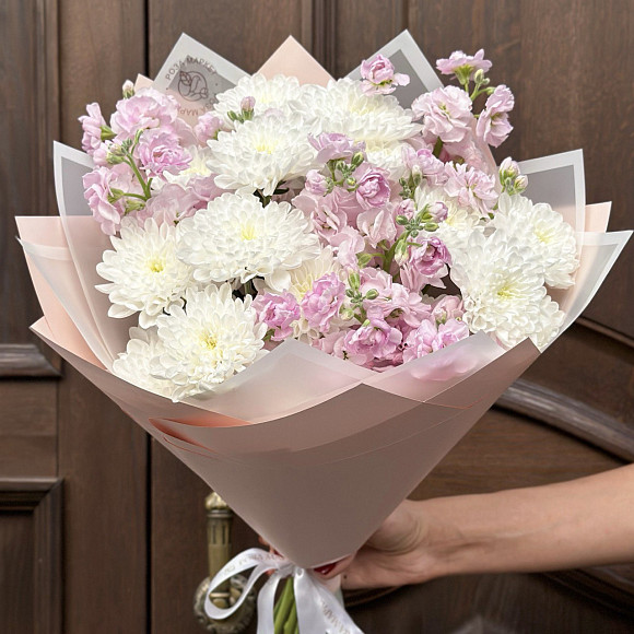 Букет из белой хризантемы и розовой маттиолы в фирменной упаковке