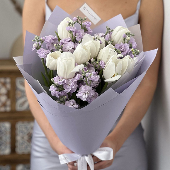 Букет из 10 белых тюльпанов и 5 кустовых маттиол в матовой упаковке