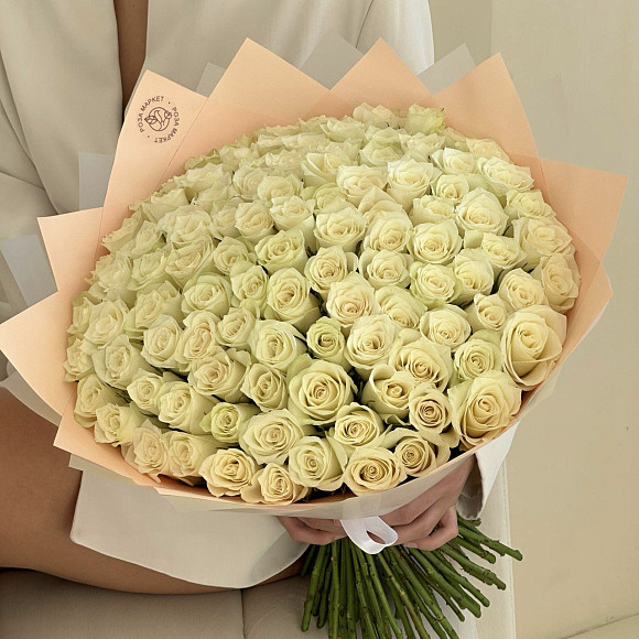 Букет из 101 кенийской белой розочки 40 см в упаковке