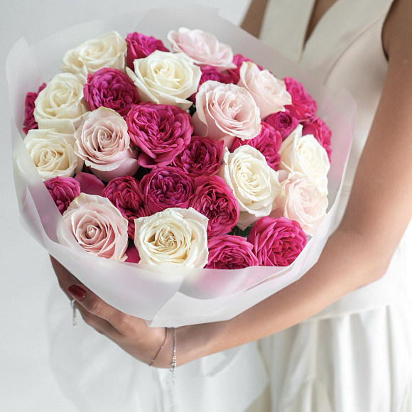 Букет из роз микс в фирменной упаковке