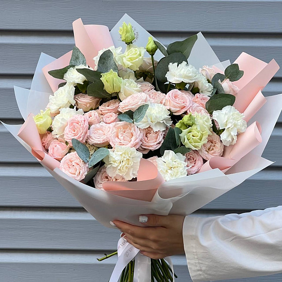 Bouquet 010 с кустовыми розами Бомбастик, эустомой, диантусами и эвкалиптом