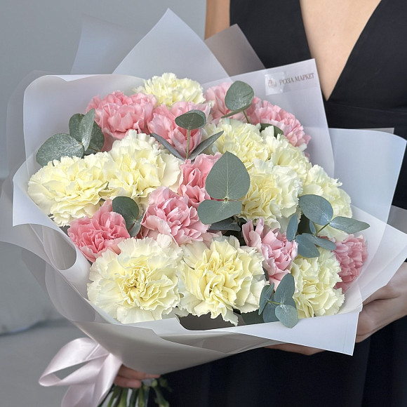 Букет из 19 диантусов микс с эвкалиптом в фирменной упаковке