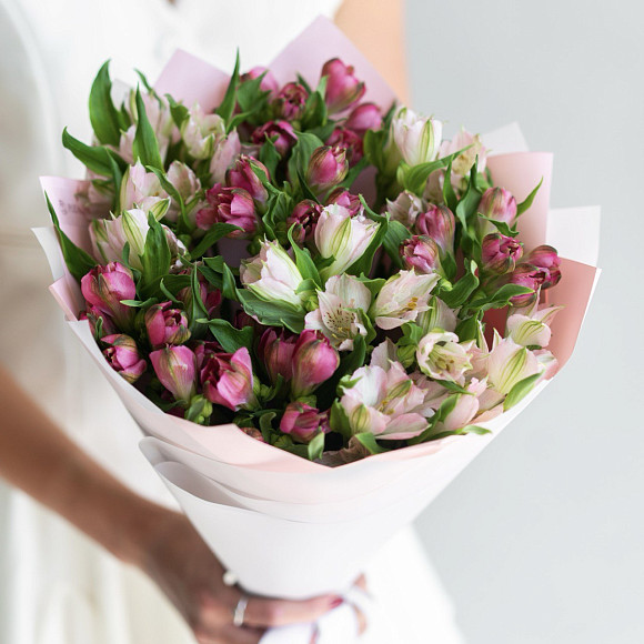 Букет из 11 розовых и малиновых альстромерий в матовой упаковке