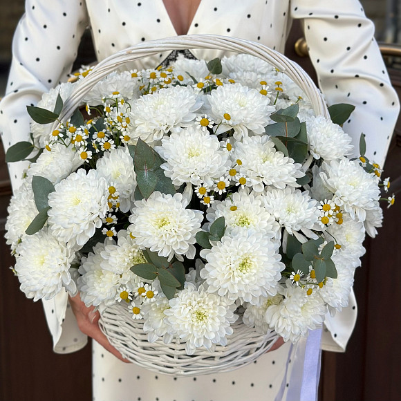 Корзина с танацетумом, хризантемой и эвкалиптом
