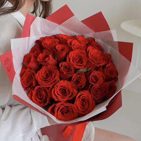Букет из 25 кенийских розочек 50 см в матовой упаковке