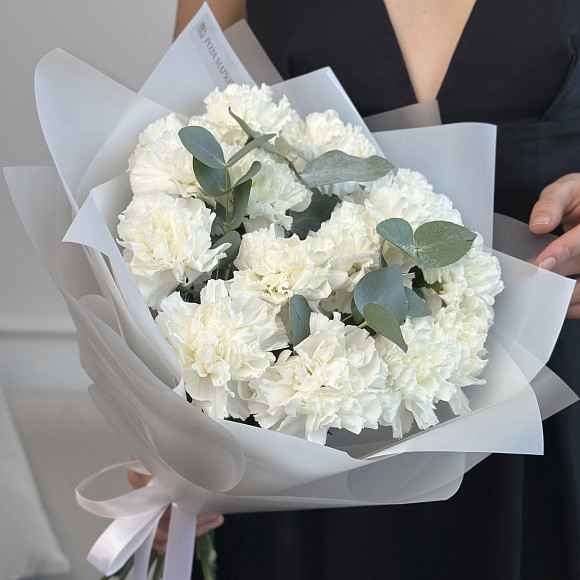 Букет из 15 белых диантусов с эвкалиптом в упаковке