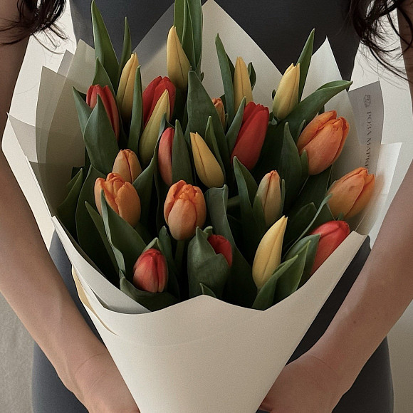 Букет из 21 тюльпана микс в матовой упаковке