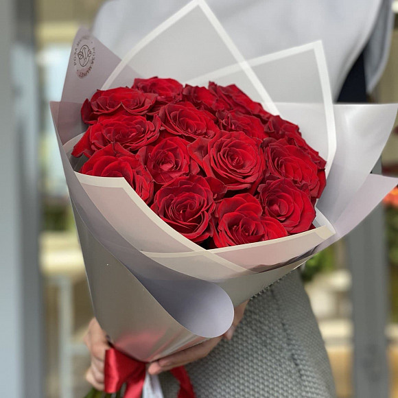 Букет из 15 красных роз Фридом в фирменной упаковке