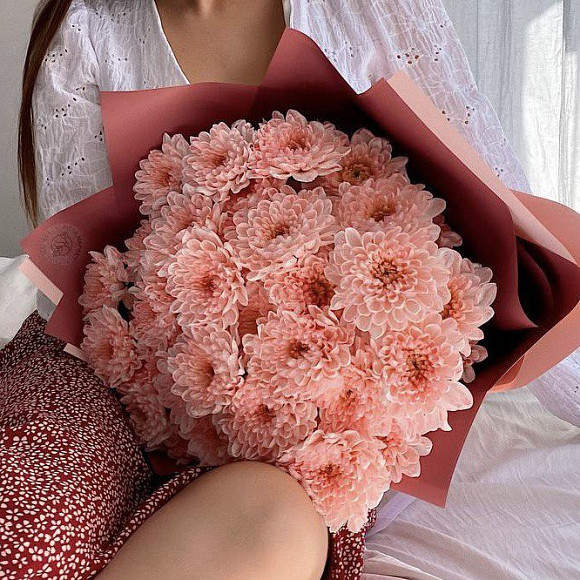 Букет из 7 кустовых хризантем в матовой упаковке