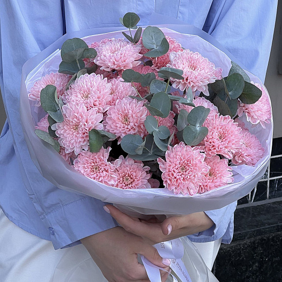 Букет из 7 розовых кустовых хризантем с эвкалиптом в упаковке