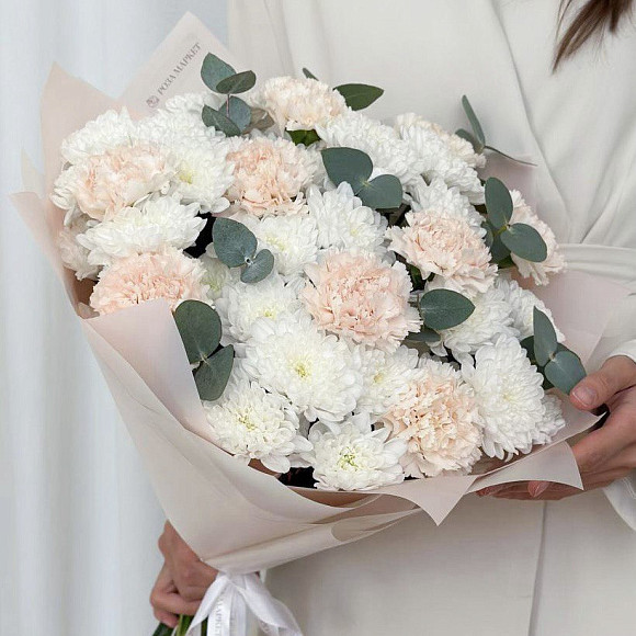 Букет из кустовых хризантем и диантусов с эвкалиптом в матовой упаковке