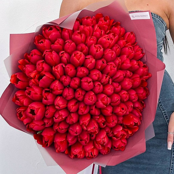 Букет из 101 красного тюльпана в фирменной упаковке