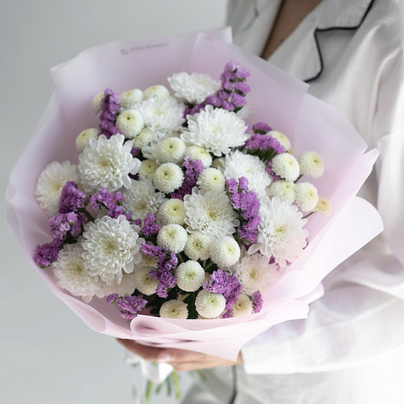 Букет из кустовых хризантем с розовой статицей в фирменной упаковке