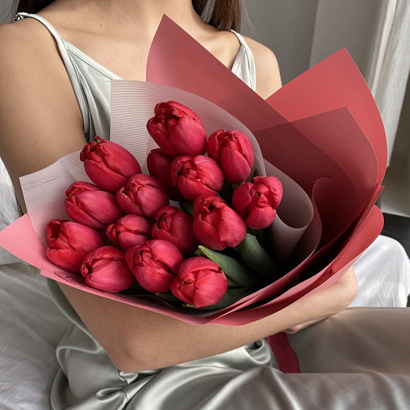 Букет из 15 алых тюльпанов в фирменной упаковке