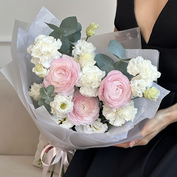 Букет из розовых ранункулусов, эустомы и диантусов в упаковке