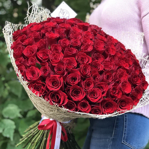 Букет из 101 красной розы 50 см (Кения) в фирменной упаковке