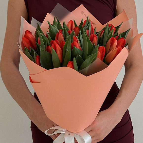 Букет из 21 красного тюльпана (Голландия) в матовой упаковке