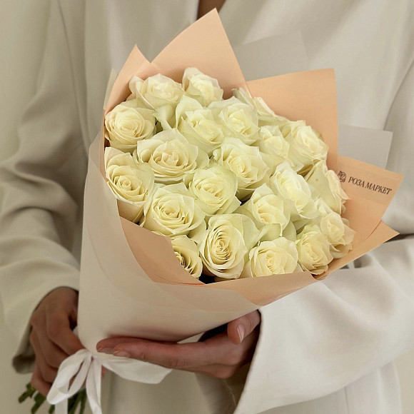 Букет из 21 белой кенийской розочки 40 см в фирменной упаковке